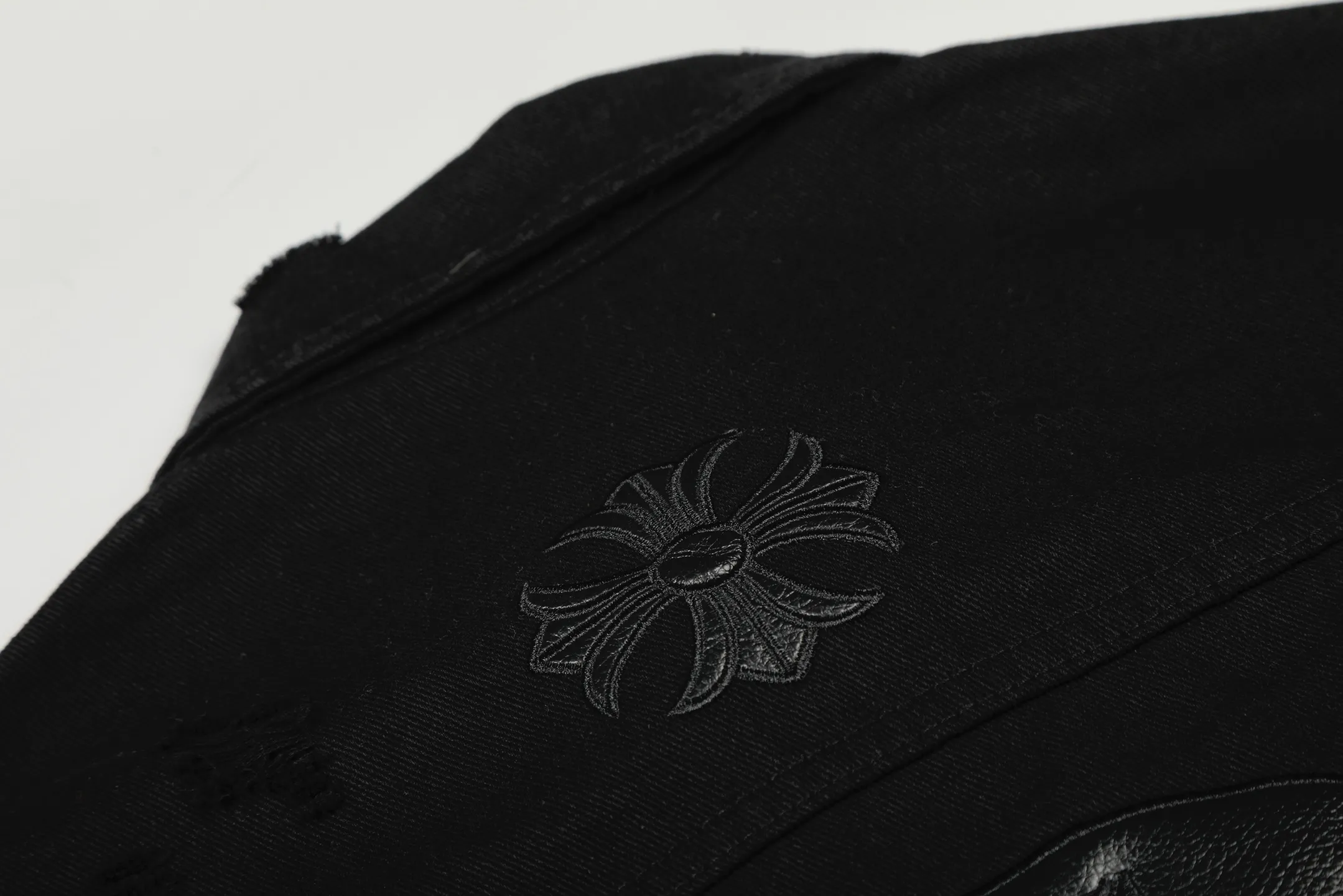 P270 💰 Chrome Hearts Chrome Hearts Cross-Patch Leather Embroidered Shirt Denim Jacket OS version can be worn by both men and women! The fabric is made of twill gauze cotton fabric! The texture is clear and smooth, not easy to wrinkle or fade! The embroidery process is complex and repetitive. There are more than 20 leather labels. It takes 6 repeated embroidery steps to complete the back body. The requirements for the embroidery machine are very strict, and the distance is 45 cm! It won’t work if the spacing is too big, and it won’t work if it’s too small! We make clothes with care, and every detail must be restored one to one! The hardware is all carved and cast, and they are all genuine from the original factory! This piece of clothing consumes a lot of material, with more than 3 meters of material used for one piece of clothing! After the garment is made, it needs to be fixed at high temperature, washed at a water temperature of more than 70 degrees, and softened by adding softener to make the upper body softer and smoother! There is a flap on the sleeve that can be stored into short sleeves! Make it fit that understanding Color: Black White Size: S-M-L-XL